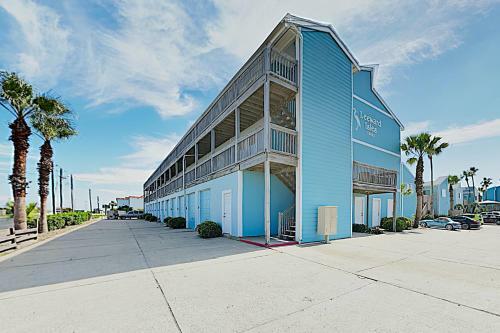 Apartamento New Listing! Updated Condo: Pool, 1 Block To Beach Condo