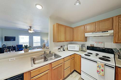 Apartamento New Listing! Updated Condo: Pool, 1 Block To Beach Condo