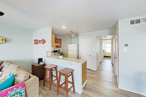 Apartamento New Listing! Updated Condo: Pool, 1 Block To Beach Condo