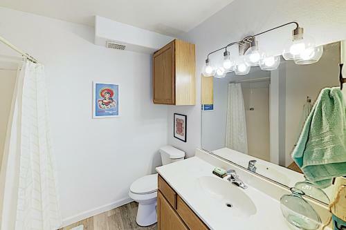 Apartamento New Listing! Updated Condo: Pool, 1 Block To Beach Condo