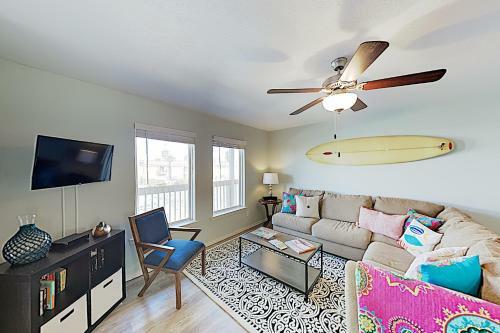 Apartamento New Listing! Updated Condo: Pool, 1 Block To Beach Condo