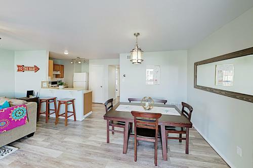 Apartamento New Listing! Updated Condo: Pool, 1 Block To Beach Condo