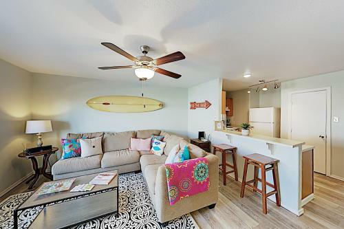 Apartamento New Listing! Updated Condo: Pool, 1 Block To Beach Condo
