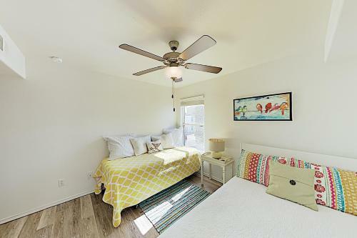 Apartamento New Listing! Updated Condo: Pool, 1 Block To Beach Condo