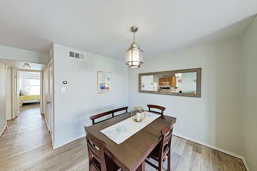 Apartamento New Listing! Updated Condo: Pool, 1 Block To Beach Condo