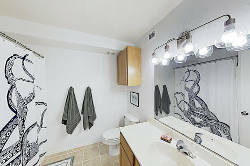 Apartamento New Listing! Updated Condo: Pool, 1 Block To Beach Condo