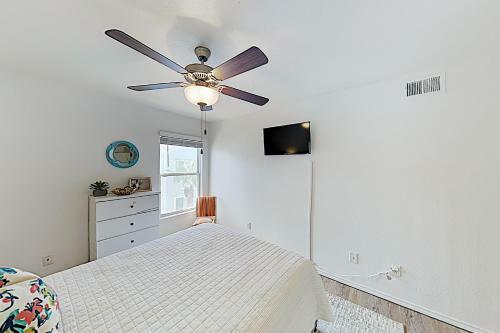 Apartamento New Listing! Updated Condo: Pool, 1 Block To Beach Condo