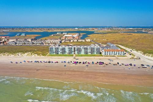 Apartamento Gulfstream Condos - Beachfront Corner Unit, Pool Condo