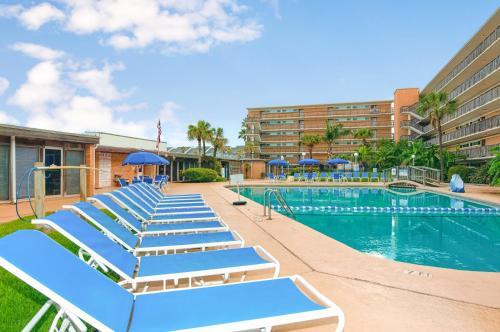 Apartamento Gulfstream Condos - Beachfront Corner Unit, Pool Condo