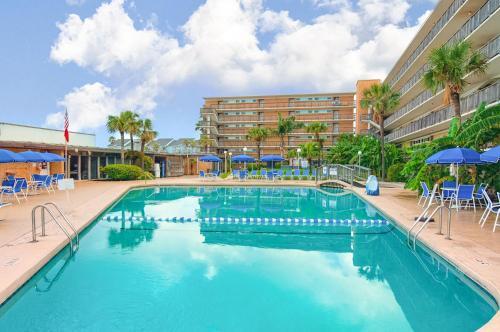 Apartamento Gulfstream Condos - Beachfront Corner Unit, Pool Condo