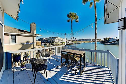 Apartamento Chic Canal-front Escape - Dock & Direct Bay Access Condo