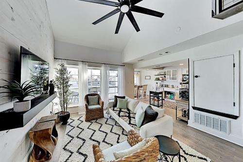 Apartamento Chic Canal-front Escape - Dock & Direct Bay Access Condo
