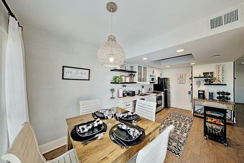 Apartamento Chic Canal-front Escape - Dock & Direct Bay Access Condo