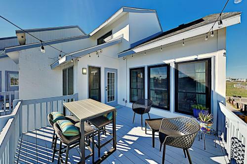 Apartamento Chic Canal-front Escape - Dock & Direct Bay Access Condo