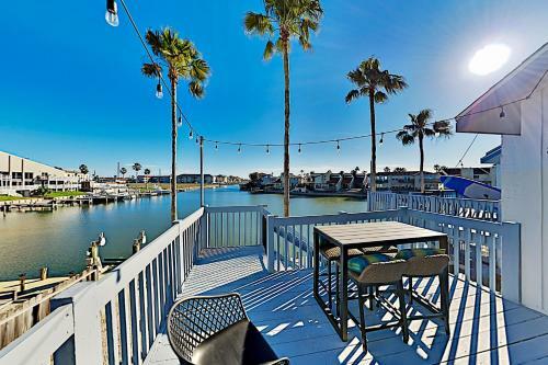 Apartamento Chic Canal-front Escape - Dock & Direct Bay Access Condo