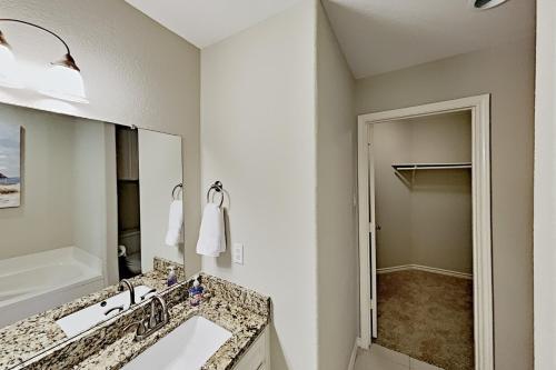 Dual-suite Townhome - Private Dock & Kayak Townhouse