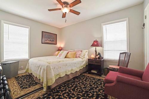 Coastal Escape With Yard - Walk 1 Mile To Texas Aandm!