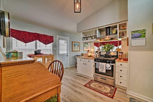 Coastal Escape With Yard - Walk 1 Mile To Texas Aandm!