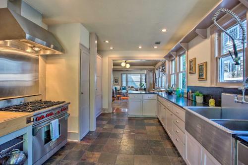 Couples Retreat With Deck Less Than 1 Mi To Lower Greenville!