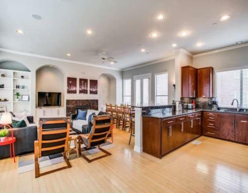 Stylish Three-story Oak Lawn House