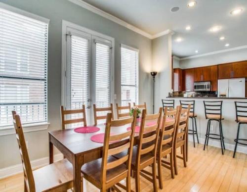 Stylish Three-story Oak Lawn House