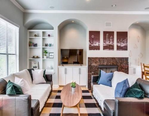 Stylish Three-story Oak Lawn House