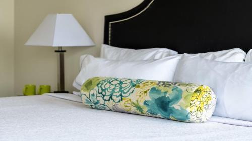 Stylish 2br Apartment Elm Street Cozysuites