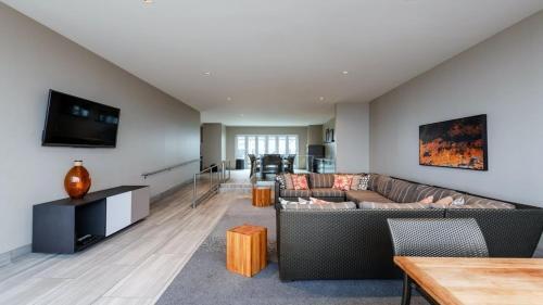 Stylish 2br Apartment Elm Street Cozysuites