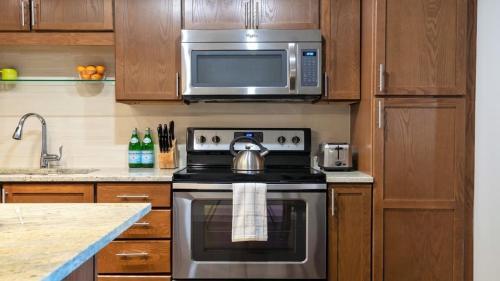 Stylish 2br Apartment Elm Street Cozysuites