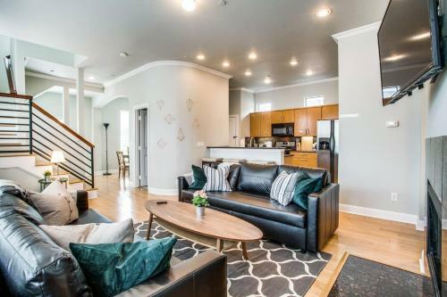 2 Unit Grand Oak Lawn House Perfect For Groups