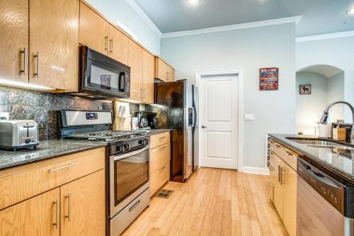 2 Unit Grand Oak Lawn House Perfect For Groups