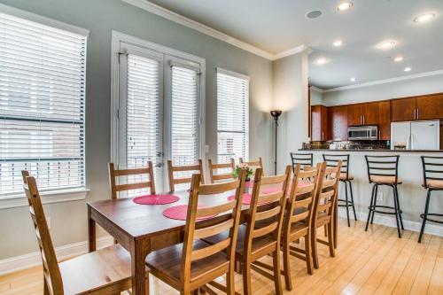 2 Unit Grand Oak Lawn House Perfect For Groups