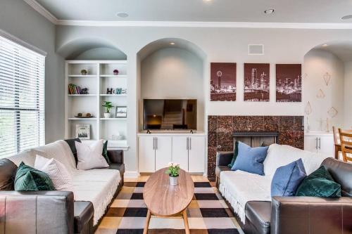 2 Unit Grand Oak Lawn House Perfect For Groups
