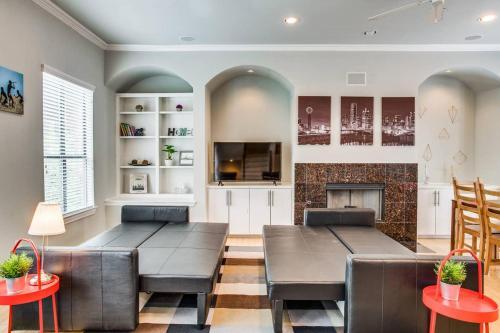 2 Unit Grand Oak Lawn House Perfect For Groups