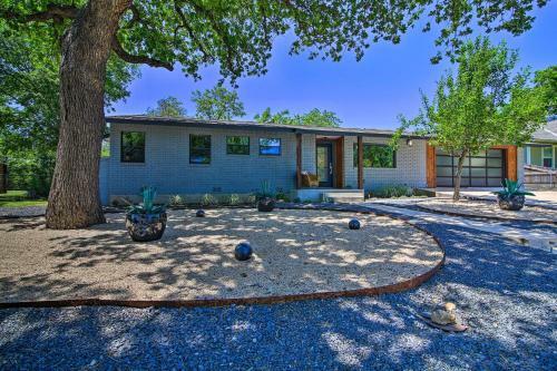 Modern Downtown Digs Hot Tub, Fire Pit And Bbq
