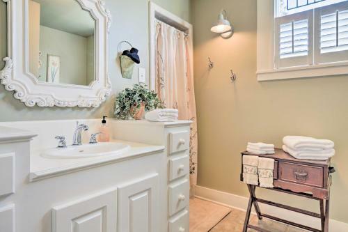Charming Fredericksburg Home-1 Block From Main St!