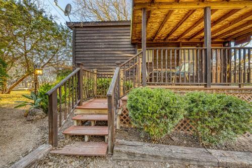 The Plum @ Mendelbaum Winery Guest Cabins