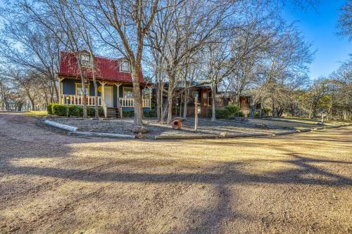 The Plum @ Mendelbaum Winery Guest Cabins