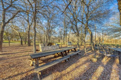 The Almond @ Mendelbaum Winery Guest Cabins