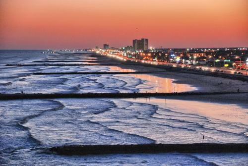 New Listing! Sandy Toes, 1 Block To Beach & Dining Home