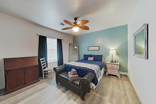 New Listing! Sandy Toes, 1 Block To Beach & Dining Home