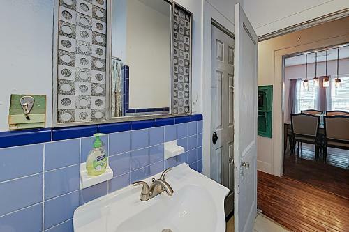 New Listing! Sandy Toes, 1 Block To Beach & Dining Home
