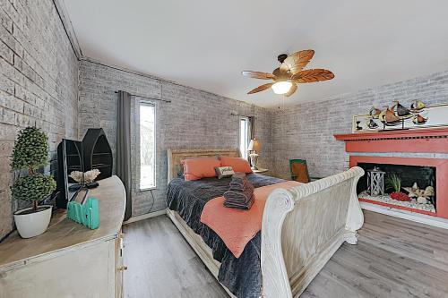 New Listing! Sandy Toes, 1 Block To Beach & Dining Home