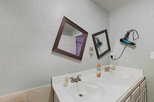 New Listing! Sandy Toes, 1 Block To Beach & Dining Home