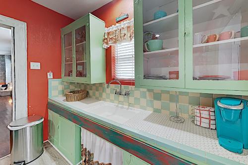 New Listing! Sandy Toes, 1 Block To Beach & Dining Home