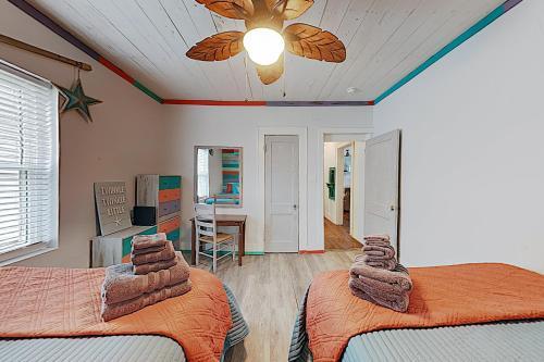 New Listing! Sandy Toes, 1 Block To Beach & Dining Home