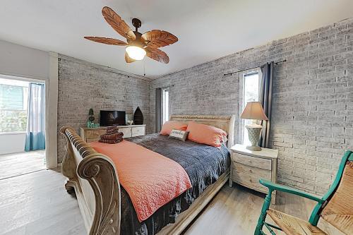 New Listing! Sandy Toes, 1 Block To Beach & Dining Home