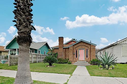 New Listing! Sandy Toes, 1 Block To Beach & Dining Home