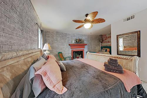 New Listing! Sandy Toes, 1 Block To Beach & Dining Home