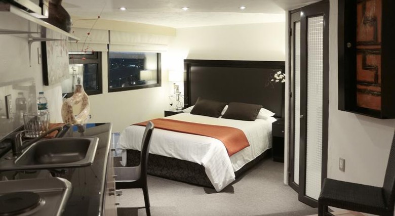 Aztic Hotel And Executive Suites